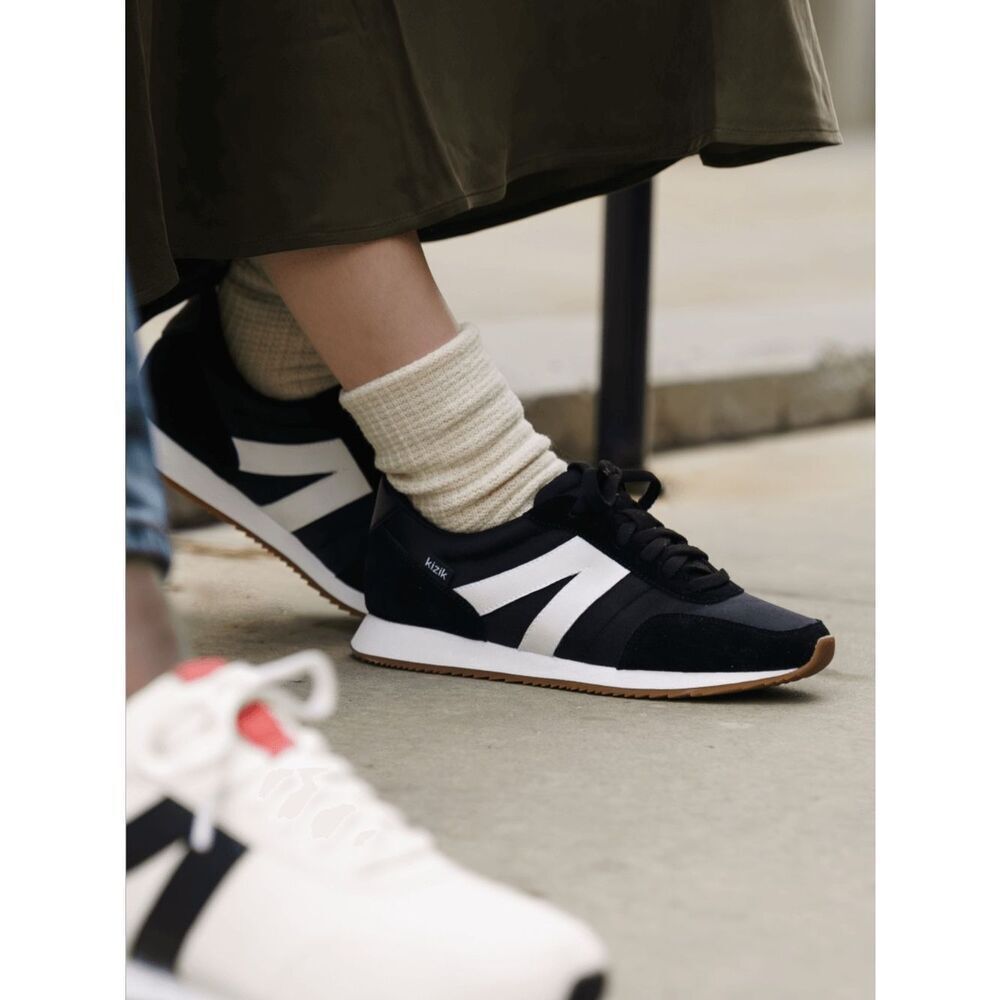 Kizik Milan Black and White Suede Hands-Free Sneakers Unisex Size 11.5 Women’s